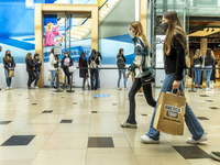 903832 Afbeelding van winkelende meisjes in het winkelcentrum Hoog Catharijne te Utrecht, waar de winkel weer zonder ...